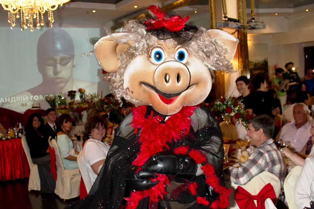 Шоу ростовой куклы свинки с комическим стриптизом на новогодний корпоративный праздник